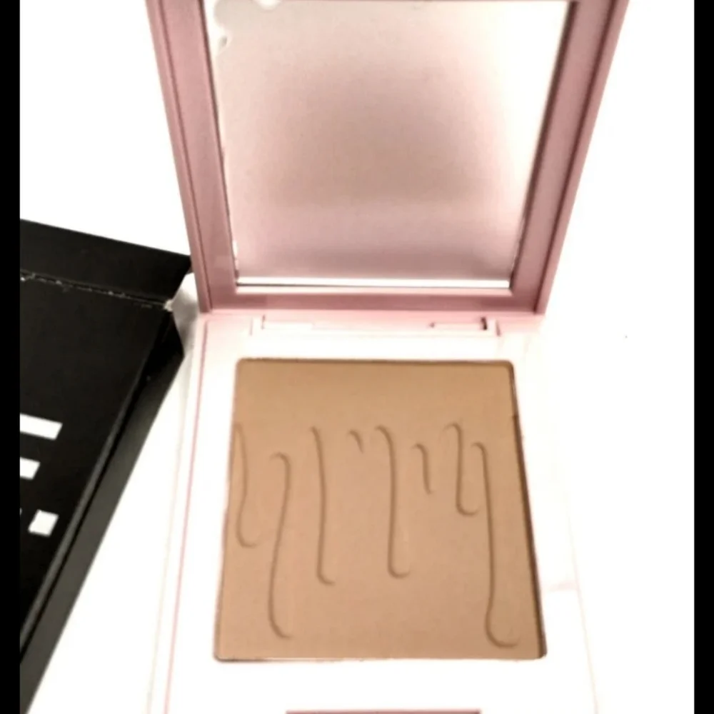 Kylie Cosmetics Pressed‎ Bronzing Powder KHAKI full size